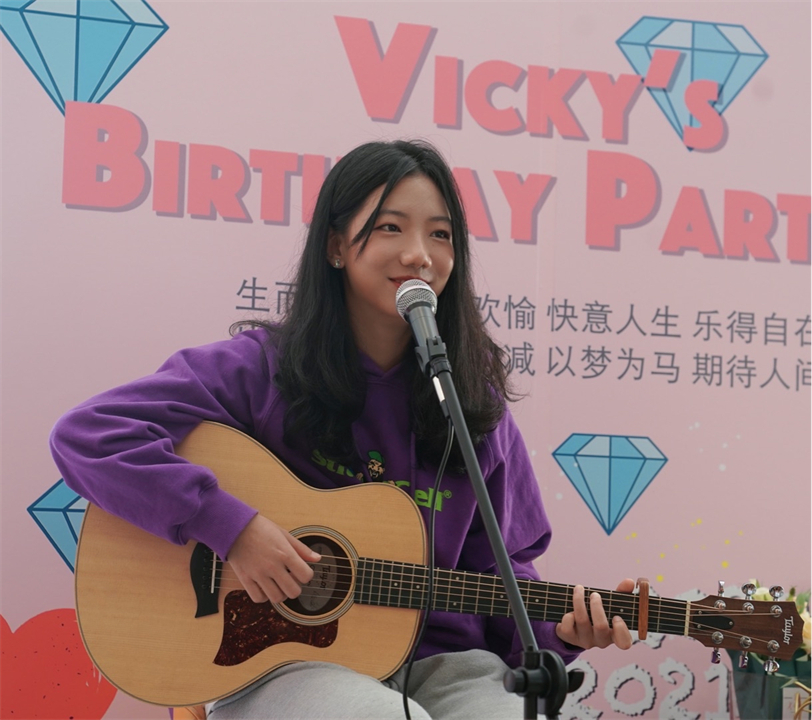 爸妈盒子|初中音乐才女火了，央视表扬，一夜涨粉百万，她到底有多优秀？