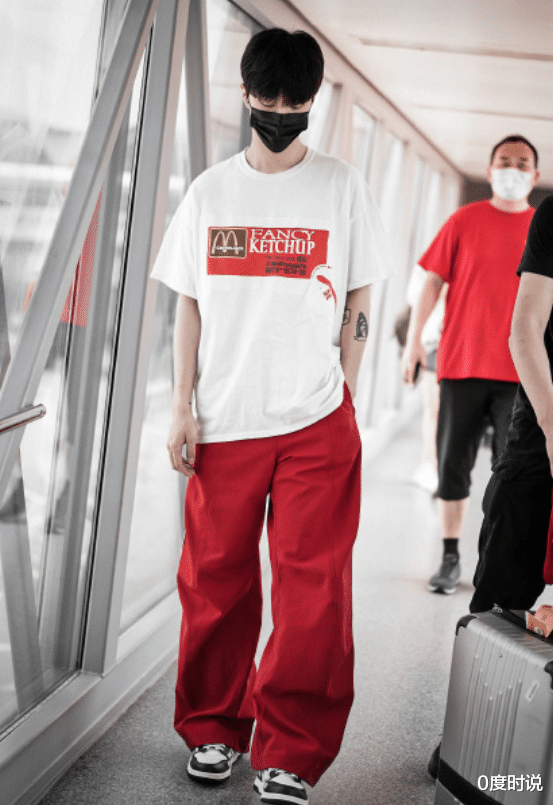 0度时说|冷白皮能有多自信？看范丞丞挑战渐变蓝发色，普通人谁能驾驭