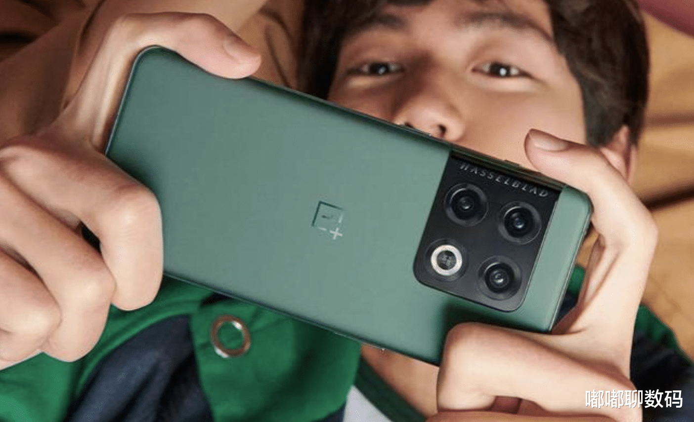 一加科技|一加10 Pro对手感多在乎?配5000mAh电池,却比苹果轻38克