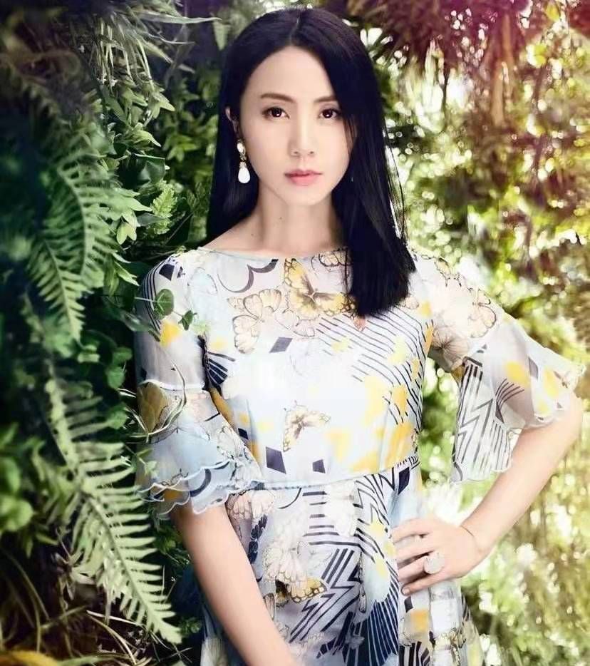 全球时尚号|黄磊夫妇同框走机场，孙莉穿破洞牛仔好时髦，黑色帽子全程捂脸