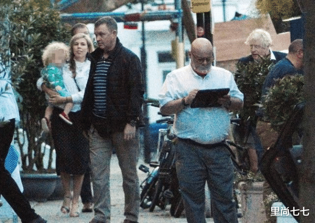 凯莉|英国首相一家三口罕出街，妻子挺6月孕肚还抱娃，儿子罗圈腿抢镜