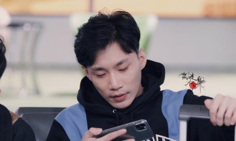 MARRY|郭德纲徒弟惹争议，疑似与大5岁的王鸥恋爱，被拍手挽手同住酒店