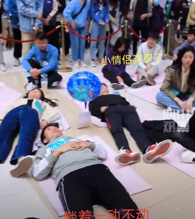 周旭阳嘉应 河南一商场举办发“呆”大赛,为了争当呆神,有人躺地上几个小时