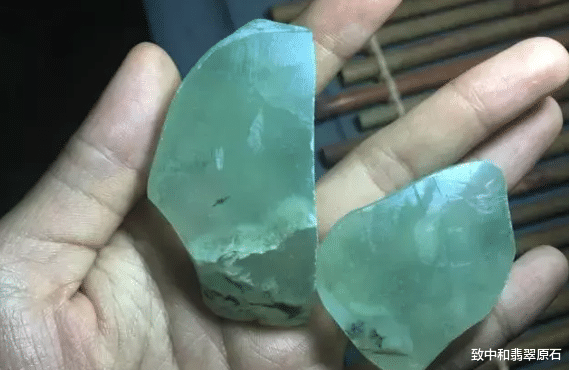 翡翠|美女花5000买下莫西沙翡翠原石，一刀切开后笑得合不拢嘴