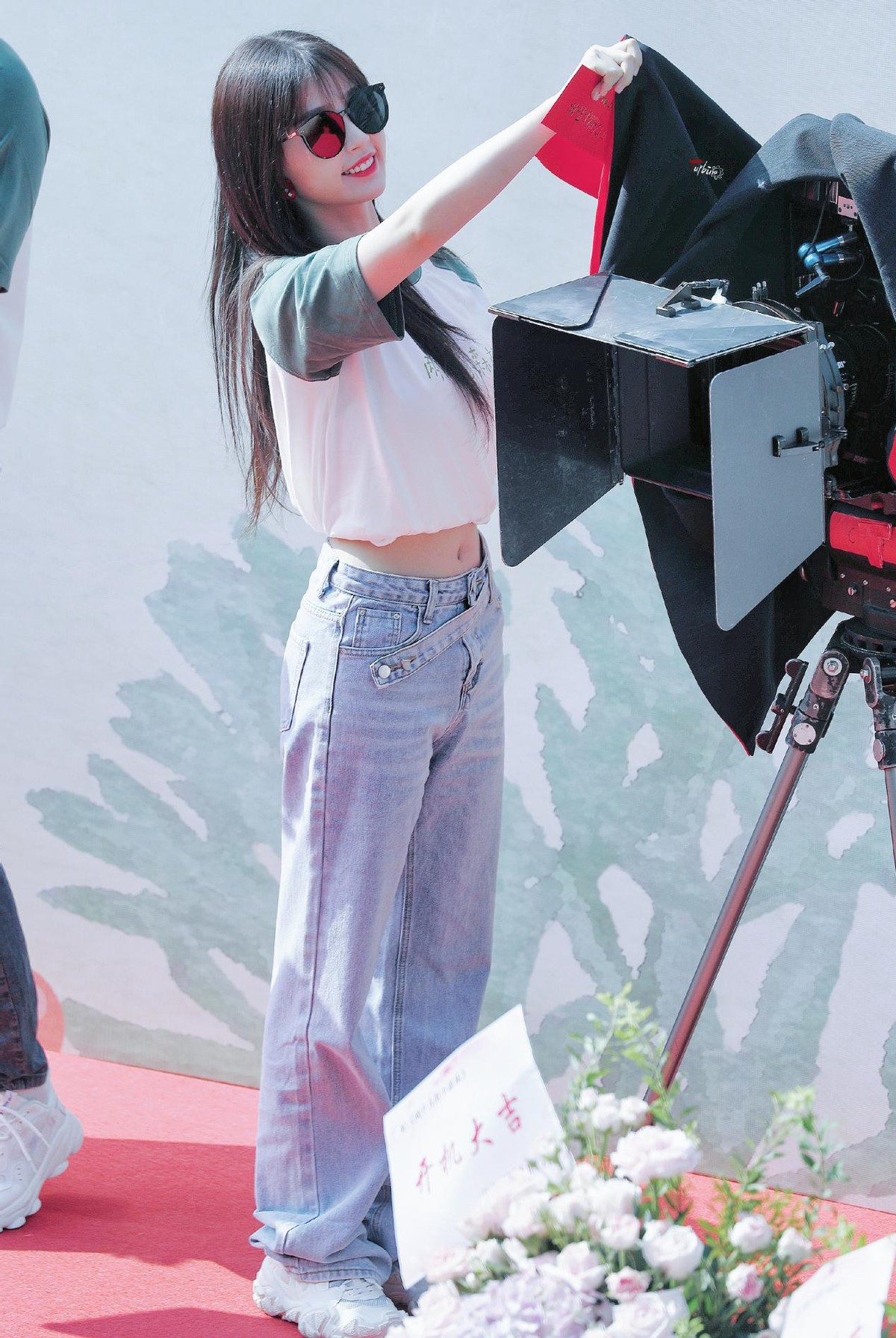 八只爪的猫|虞书欣机场真会赶时髦，短上衣+长裤比例好惊艳，哇哦