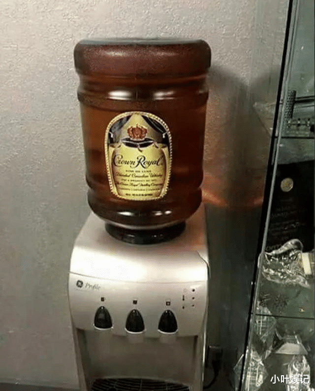 小叶娱记 千万不要让男生帮忙挑泳衣，这谁都扛不住啊，真是醉了