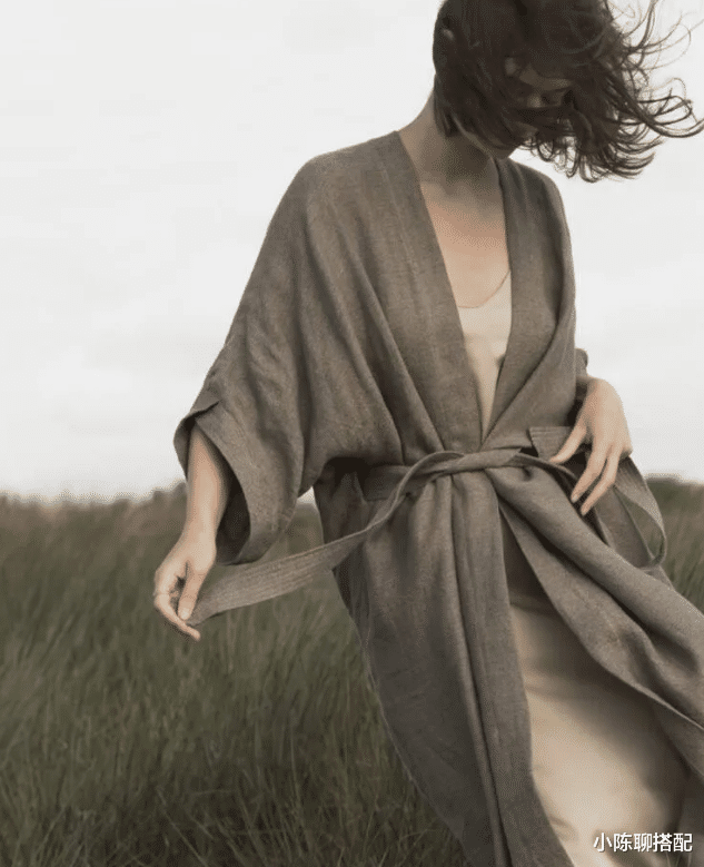 小陈聊搭配|50+女性别再乱穿了！学日本主妇的“禅意穿搭”，优雅又韵味十足