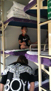 |“新同事每天都来办公室请教问题，她是看上我了吗？”哈哈多明显啊