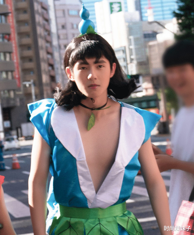 刘昊然|刘昊然cos葫芦娃，谁注意他脚上穿的啥？这才是对原版的尊重