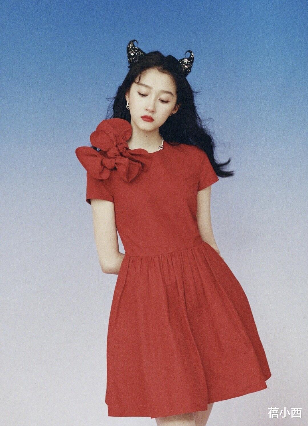 蓓小西|叶玉卿越老越惊艳,一袭红色紧身裙配长卷发,原装身材就是不一样