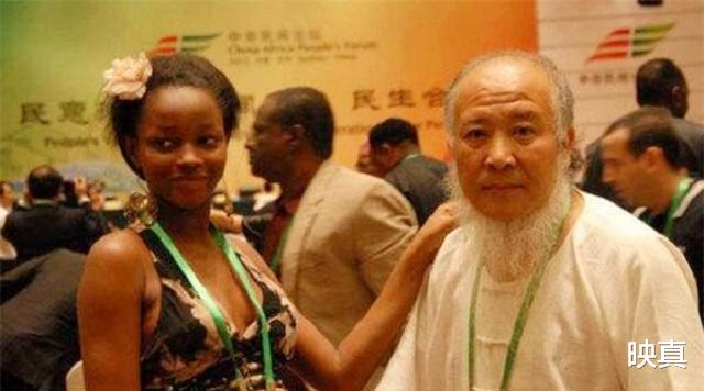 53歲中國畫傢對非洲很迷戀，娶24歲非洲姑娘，結婚9年今有一子-圖8