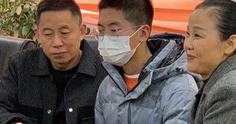 孙悦|孙海洋长女孙悦回国，“红头发”尽显个性，与买家姐姐对比太显著