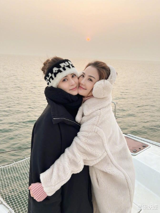 张庭|容祖儿蔡卓妍钟欣桐最新同框,闺蜜仨出海游玩,嘟嘴卖萌感情好