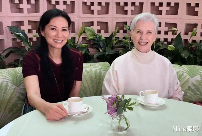 Nina昵娜|邓文迪罕见晒女儿近照，光脚穿半身裙，才20岁曲线感跟妈妈巅峰不分伯仲