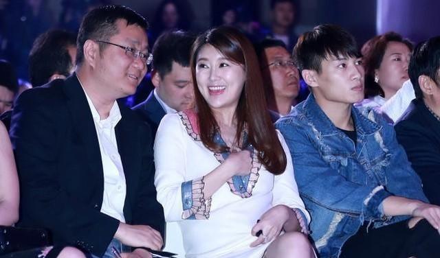 穿衣搭配|甘薇也胖太多了吧,酒窝看着更深了,肉肉的反而更年轻了