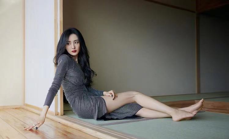 杨幂|女星红毯造型有多拼！杨幂穿低胸装，热巴穿吊带，吴宣仪穿透视裙