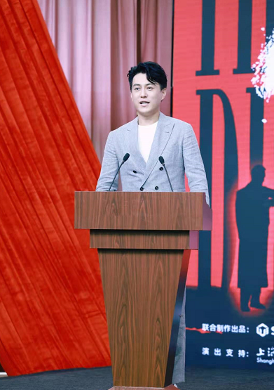 时尚风行派|靳东真是“央视脸”！穿西装帅上新闻联播人群中最抢眼，气场超强