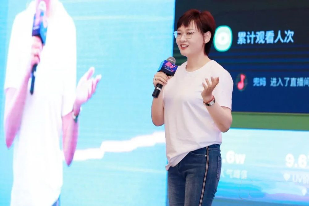 李小萌|前央视主持人李小萌，老公是谁已成谜，她女儿九岁啦，长相不及妈