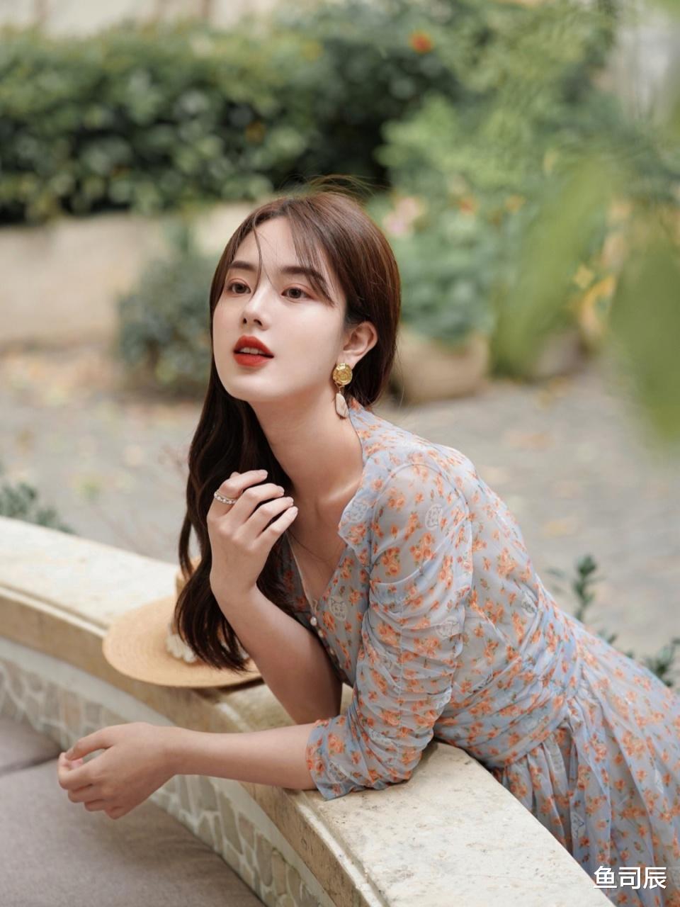 鱼司辰|衣不必多和也不必贵,秋天拥有这几款碎花裙,照样美得出众