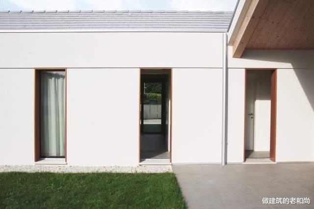 两个平行体量组成的住宅：在错开的组合中从容应对场地环境