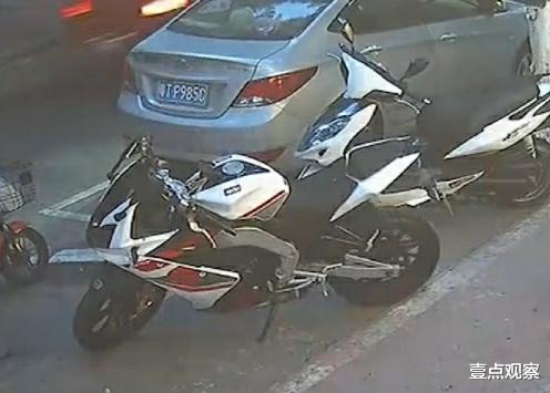 壹点观察 小男孩看到梦想中的摩托，隔窗观望依依不舍，孩子妈妈的做法引怒赞！