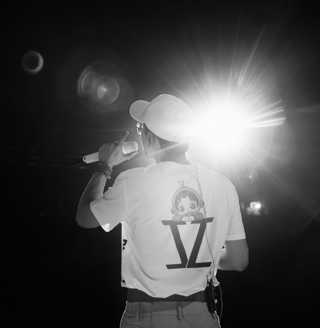 张杰|张杰演唱会首场见红，从升降台上摔下来，手部流血，歌迷现场照还原意外现场