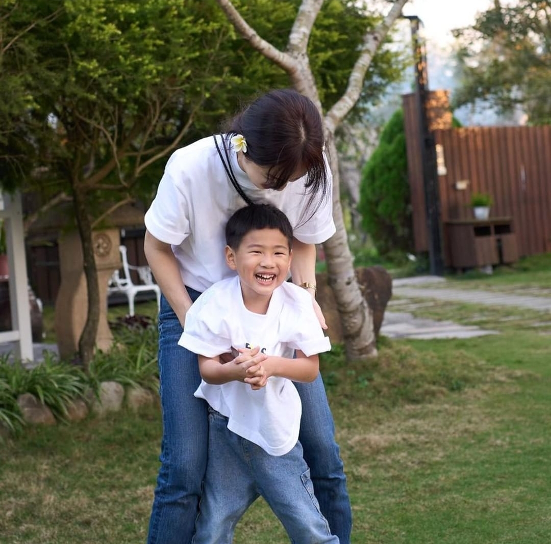 ella|Ella带家人和员工度假，与劲宝DIY披萨，母子欢乐同框画风有爱