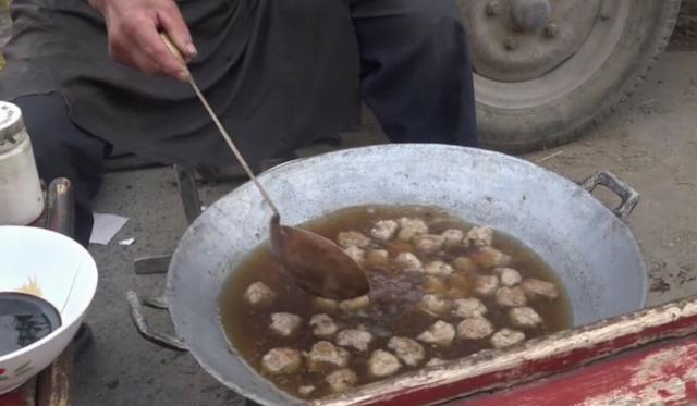歪哥 河南温县大爷卖牛肉丸子，3毛钱一颗，随身带的家伙什都用了50年