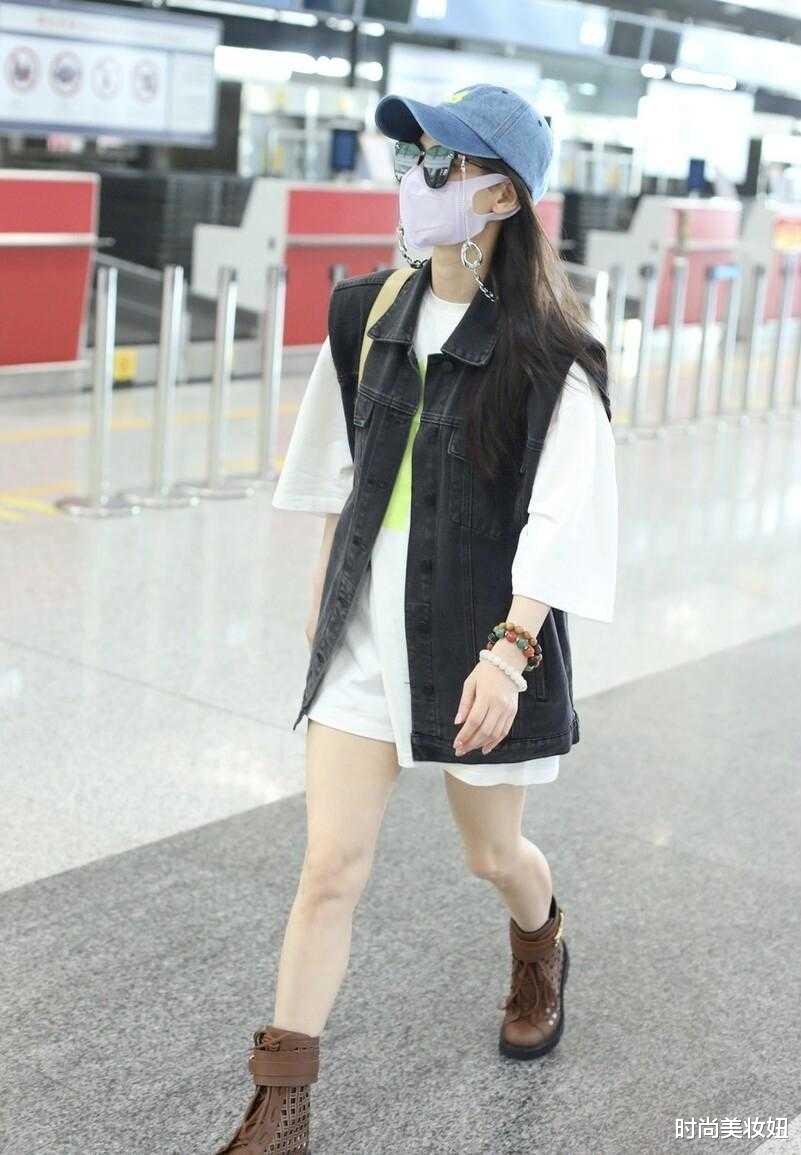 时尚美妆妞|黄圣依真不像“阔太”,穿牛仔马甲配T恤玩下衣失踪,洋气减龄