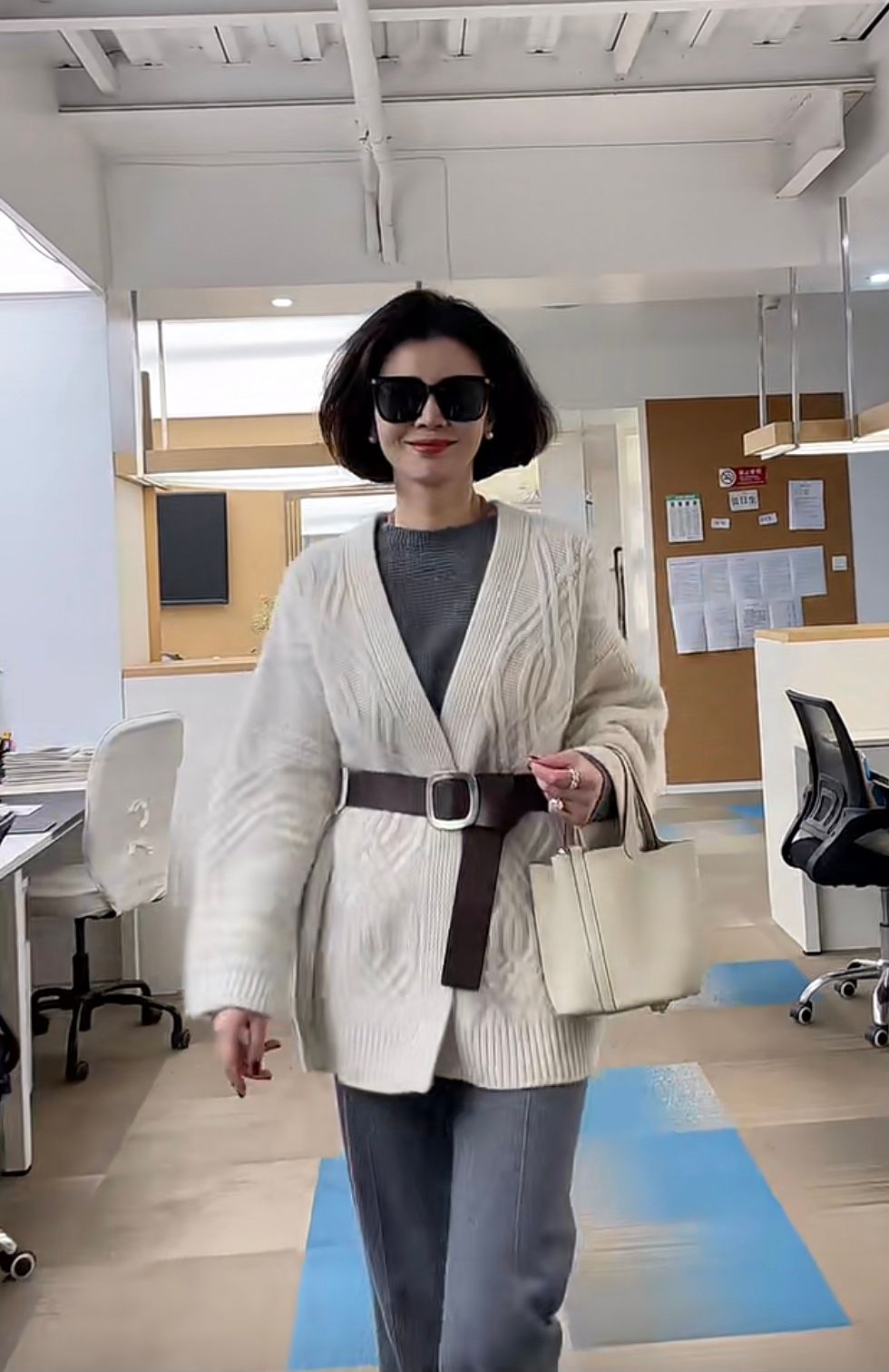 微笑|高级打工人平时怎么穿？看40岁精英女示范一周穿搭，越简单越高级