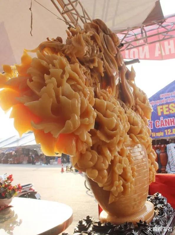 雕刻|6位玉雕师纯手工雕刻玉石花篮，重为1.5吨，吸引了大众的眼球