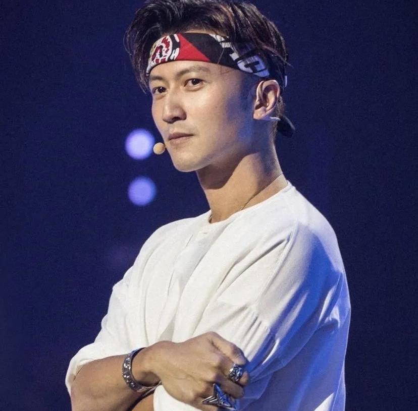 刘亦菲|“限籍令”重拳出击？谢霆锋自爆申请退出加拿大国籍，冲上热搜引争议