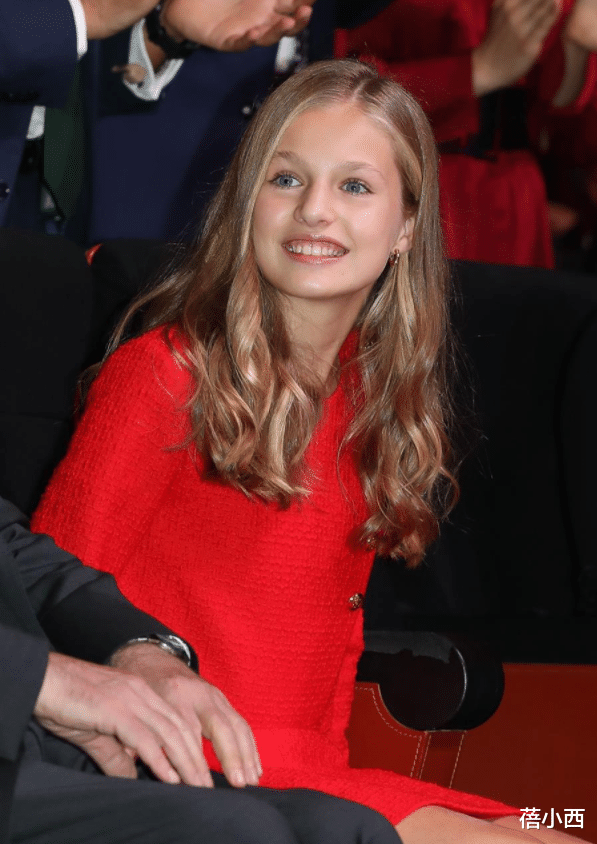 蓓小西|真正的贵族穿搭都简约，看西班牙公主莱昂诺尔，穿红色套裙真高级