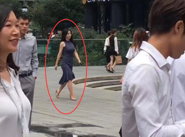 柳岩|41岁柳岩被跟拍，生图下身材引热议：这还是曾经的“女神”吗？