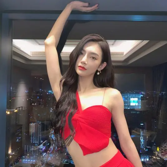 阿黛尔|「顶流女星」性感照曝光后，粉丝不仅脱粉，还要骂她「恶心」？