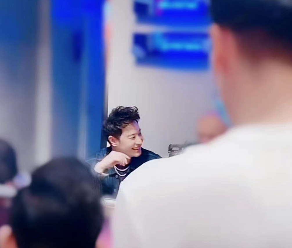 杨紫|宣云陪潘玮柏现身餐厅开业礼不敢直面粉丝，只与丈夫人形立牌合影