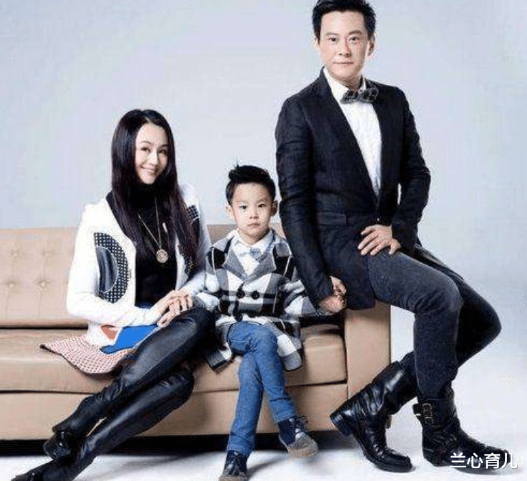 兰心育儿|钟丽缇带两个女儿逛街，小女儿摘下口罩，颜值惊艳了时光