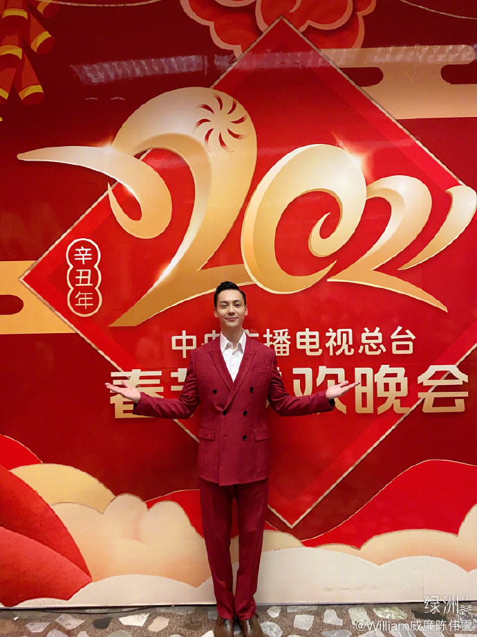 春晚|春晚后台更精彩：朱一龙岳云鹏赶着回家，成龙甄子丹吴京世纪同框