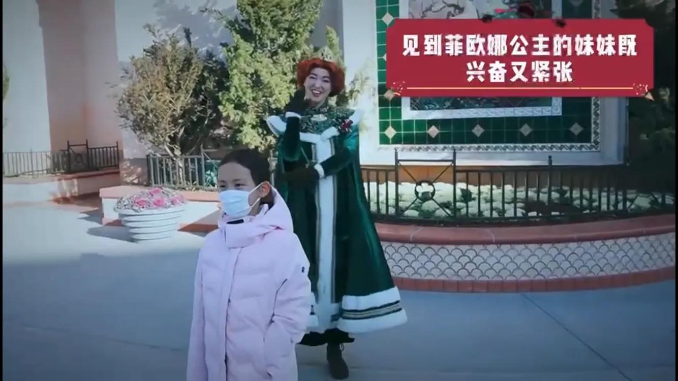 张嘉倪|孙莉一家五口游环球影城,多多牵弟弟超有爱,黄磊全程充当工具人