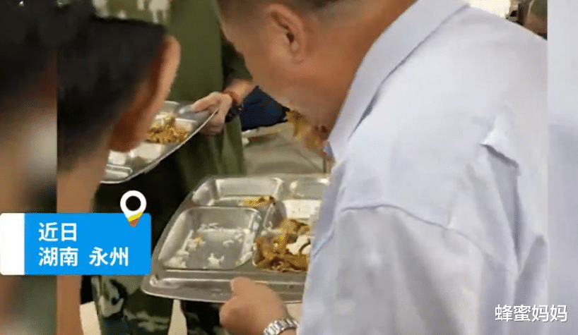 蜂蜜妈妈|校长“吃剩饭”走红网络,言传身教有意义,网友却认为摆拍作秀