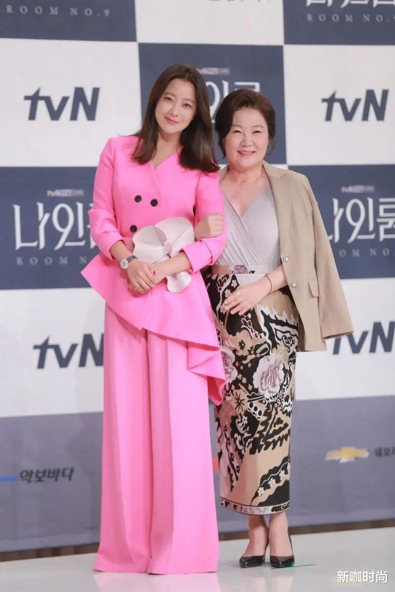 新咖时尚|有颜就是任性！金喜善一身“死亡芭比粉”，照样穿出高级感