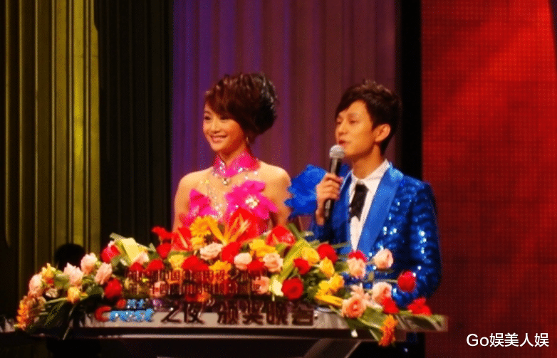 冯提莫|前央视一姐曹颖，一手好牌打稀烂，如今带着10岁的儿子直播卖货