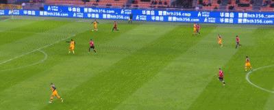 吉鲁|0：2！罗马点球+被单刀，AC米兰直逼冠军，吉鲁疯狂庆祝，穆帅黑脸