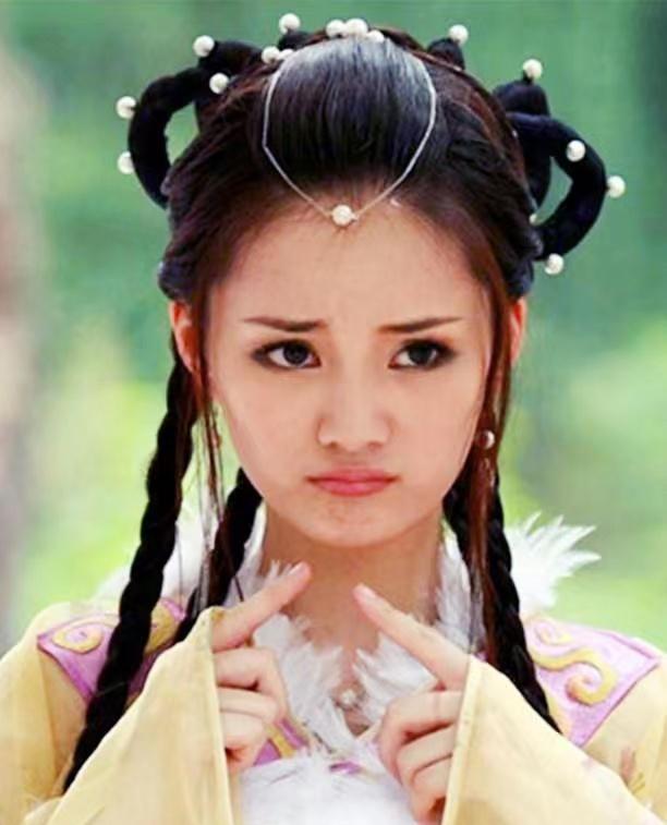 馨子|18岁靠父亲砸钱当女主,黄圣依给她做配角,父亲破产后当了柜姐