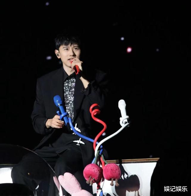 张杰|谢娜陪张杰就医画面曝光，娜姐挎着蓝色布包，目光都在老公身上