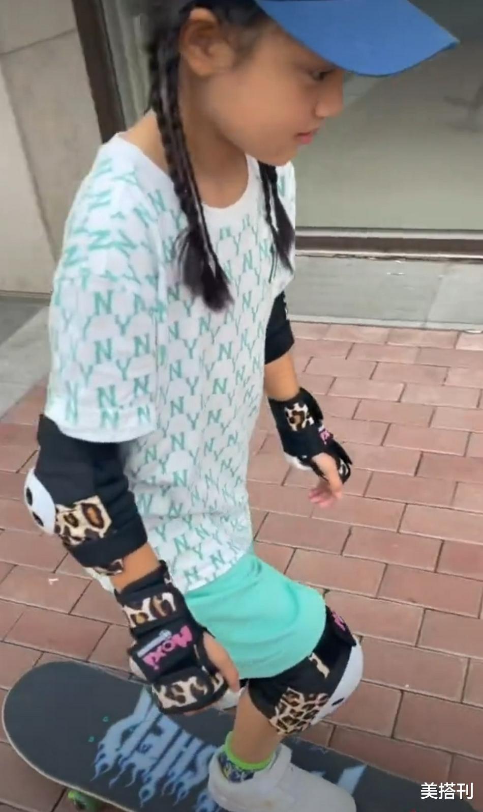 美搭刊|李小璐带女儿玩滑板，为8岁甜馨扎脏辫，被打扮成了一个小rapper