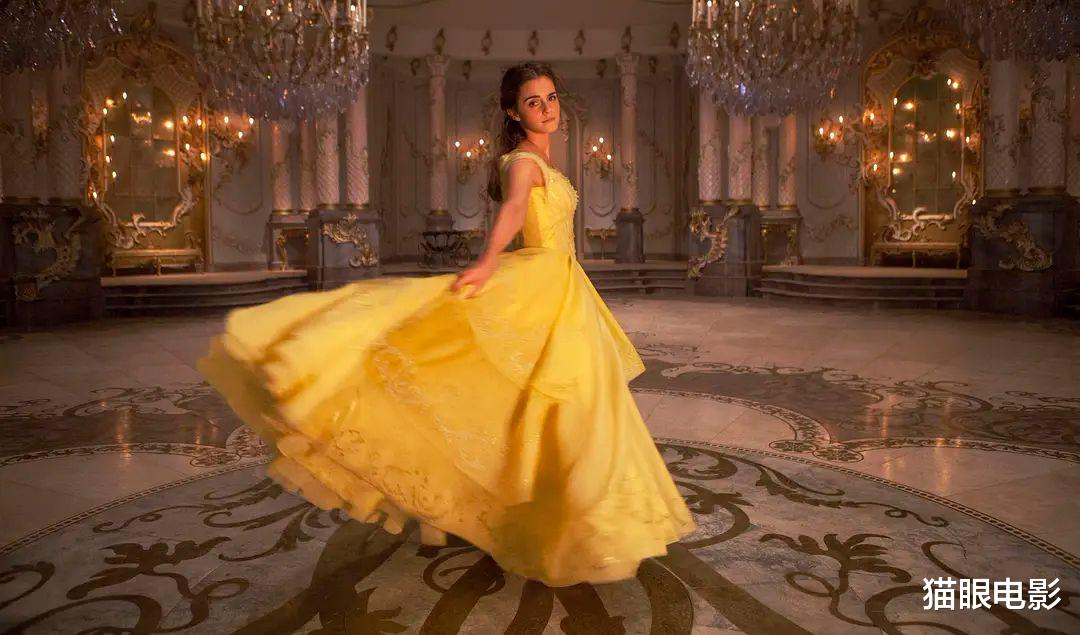 迪士尼|迪士尼小美人鱼红毯照绝了，一袭白裙大显身姿，网友：身材真的辣