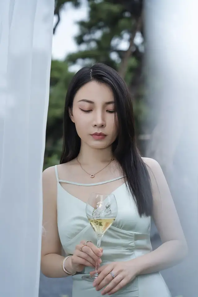 时尚生活派|繁花盛夏,带上香槟叫上闺蜜,一起投向美丽时光的户外浪潮