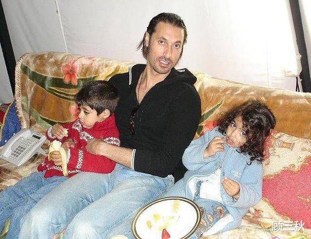 穆塔|卡扎菲五子穆塔西姆临死前，边喝水边抽烟，表情淡定地与叛军对话