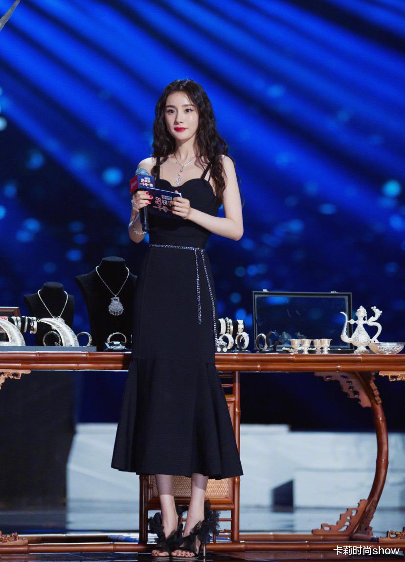杨幂|杨幂的时尚感真的好，穿小黑裙配红唇洋气，钻石腰带够惹眼